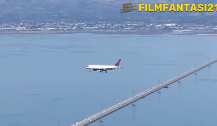 Pesawat Terlihat 'Berhenti di Udara' dalam Video Viral